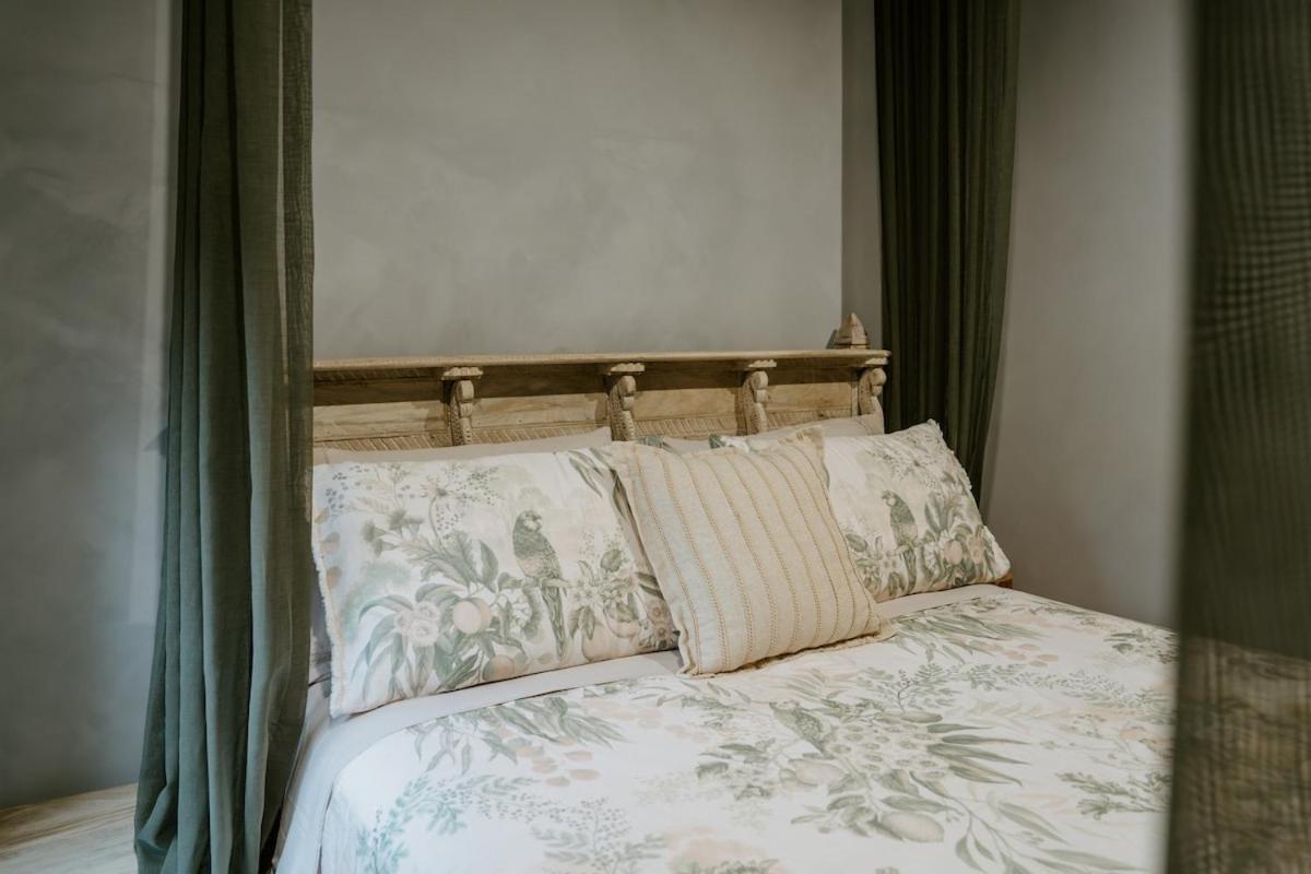 The Temple - Country Farm Retreat Villa Launching Place Eksteriør bilde